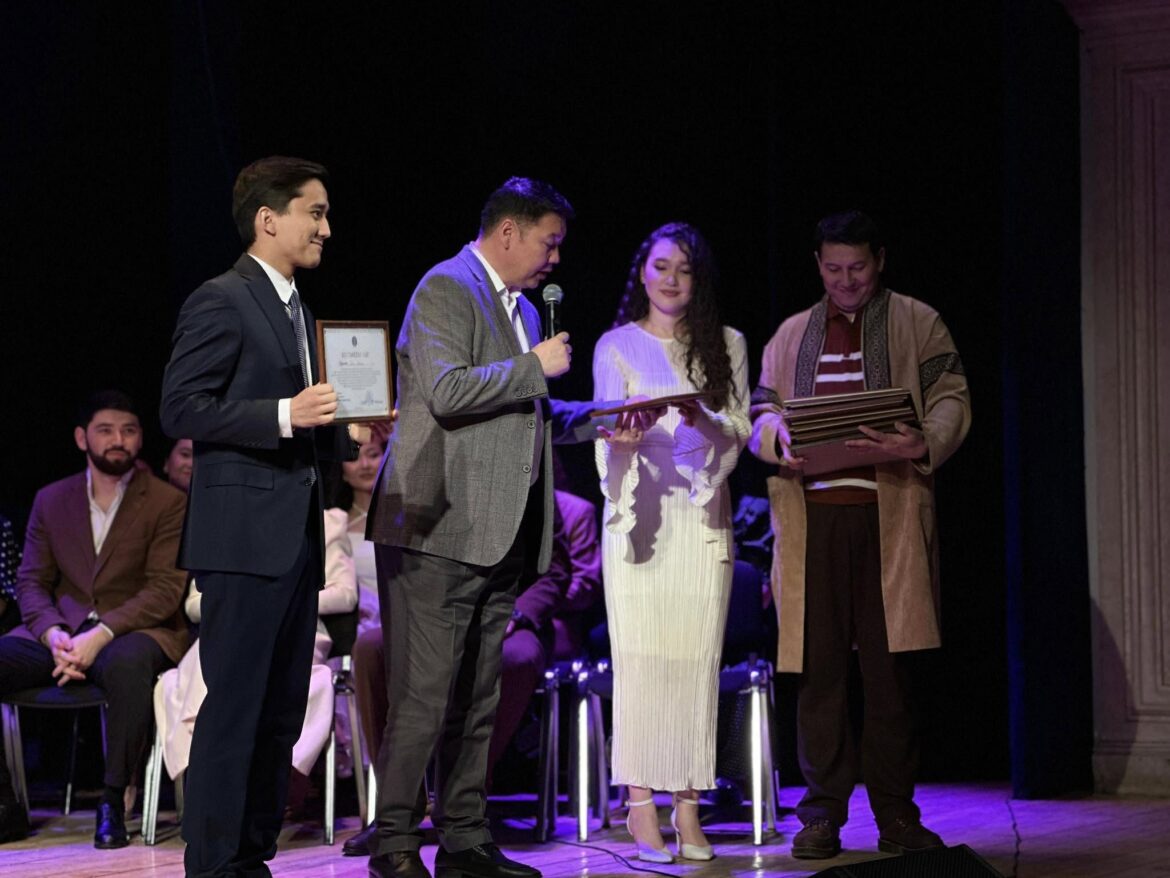 27-nauryz-–-halyқaralyқ-teatr-kүni-merekesine-oraj-teatr-ұzhymy-zhәne-bir-top-artister-alғys-hattarmen-marapattaldy-02.jpg