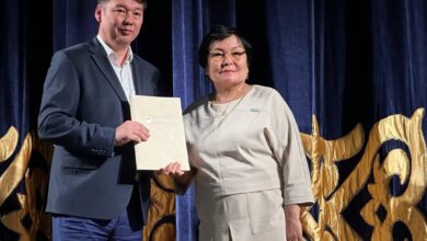 Театр өнерінің өркендеуіне үлес қосып жүрген ұжым мүшелерімізді алғыс хаттармен марапаттадық